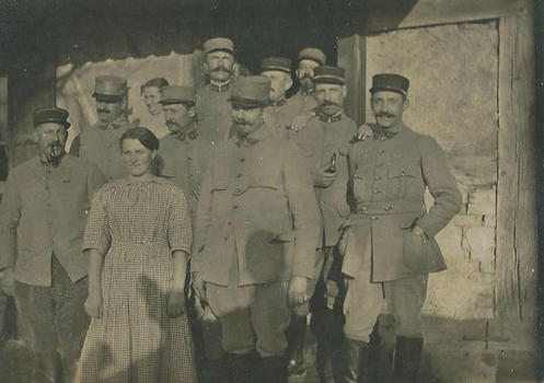 Anna Hiffler avec des soldats français à Manspach 